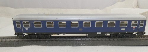 Blauer personenwagen mit - blauer,